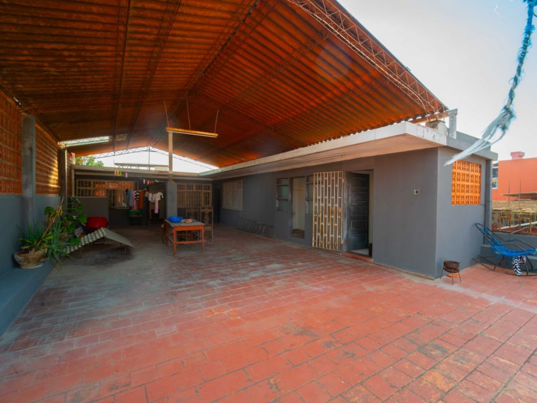 CASA COMERCIAL EN VENTA - ZONA LOS POZOS