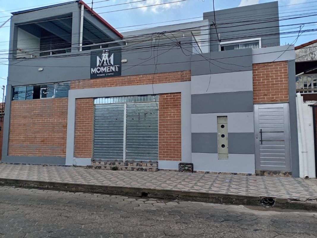 Casa con departamentos y tienda