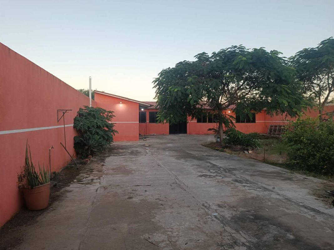 EN VENTA DE OCASION CASA AMPLIA  EN ESQUINA