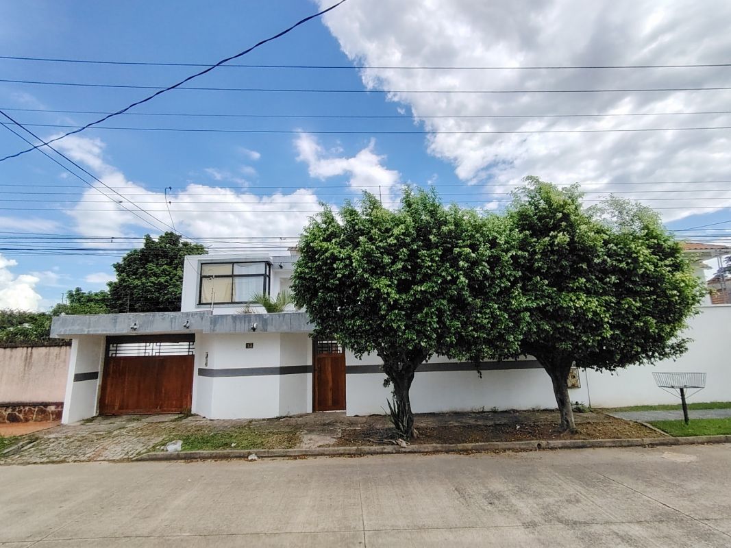 CASA EN VENTA PARA VIVIENDA Y OFICINAS 4to ANILLO Av. SANTOS DUMONT