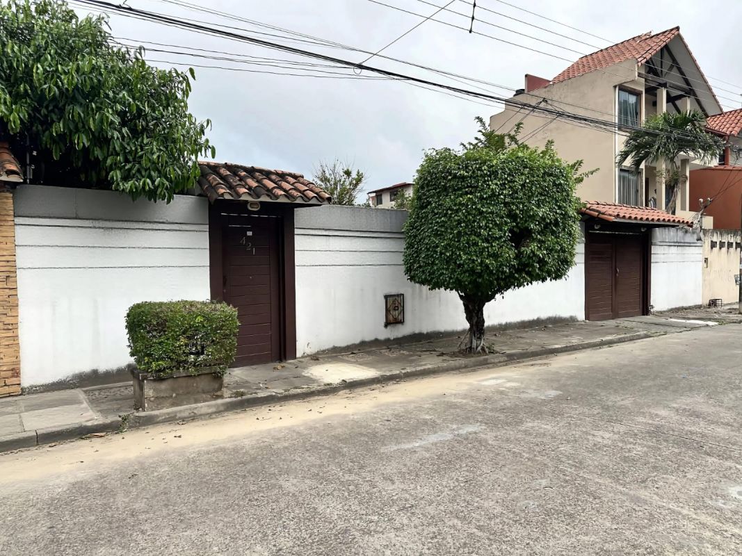 URBARI, CASA AMPLIA EN VENTA, DE 480M2, CON DEPARTAMENTO Y GARAJE PARA 4 VEHICULOS