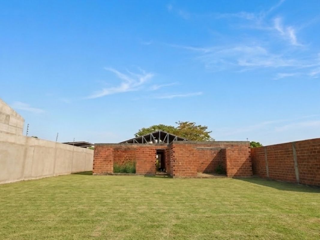 Terreno en venta con construcción zona este