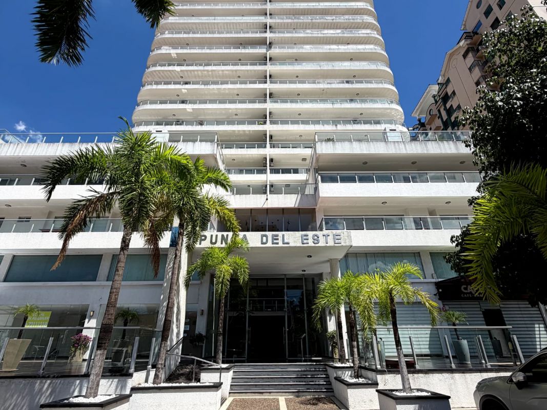 Amplio Dpto. en venta en 10mo. Piso del Edif. Punta del Este