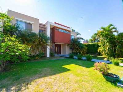 Hermosa y Cómoda Casa en Venta en Colinas del Urubo Sector I