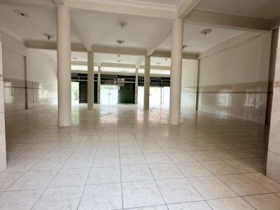 CASA COMERCIAL SOBRE AVENIDA PRINCIPAL EN VENTA
