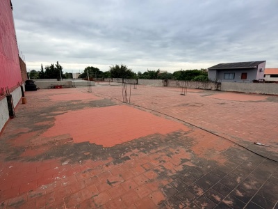 CASA COMERCIAL SOBRE AVENIDA PRINCIPAL EN VENTA