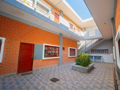 Casa con departamentos y tienda