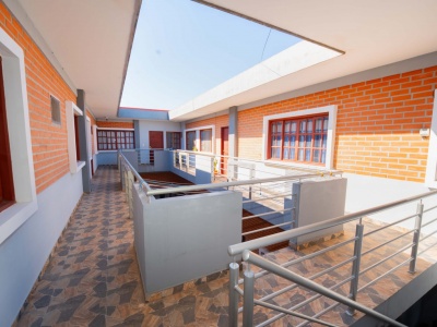 Casa con departamentos y tienda