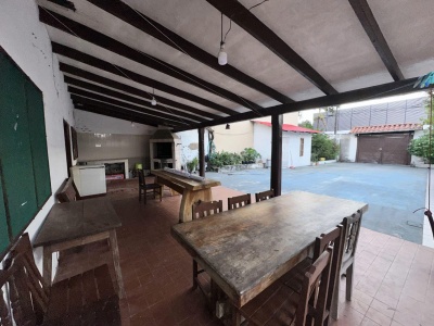 URBARI, CASA AMPLIA EN VENTA, DE 480M2, CON DEPARTAMENTO Y GARAJE PARA 4 VEHICULOS