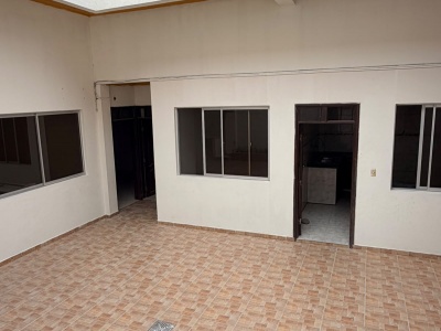 CASA COMERCIAL SOBRE AVENIDA PRINCIPAL EN VENTA