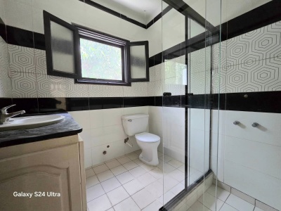 Cond. Cataluña, amplia casa en alquiler ubicada en condominio privado