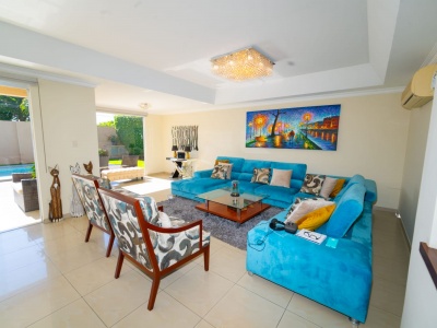 Hermosa y Cómoda Casa en Venta en Colinas del Urubo Sector I