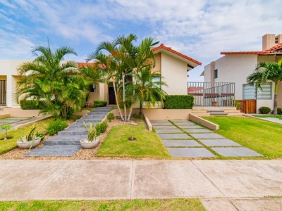CASA EN VENTA COND. SANTA CRUZ DE LA COLINA