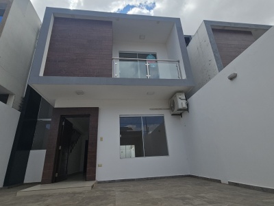 CASA de 2 Pisos EN VENTA 