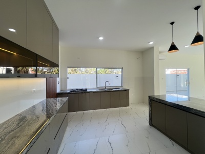 CASA DE 4 DORMITORIOS EN VENTA EN EL URUBO VILLA BONITA