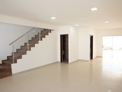 CASA de 2 Pisos EN VENTA