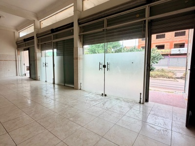 CASA COMERCIAL SOBRE AVENIDA PRINCIPAL EN VENTA