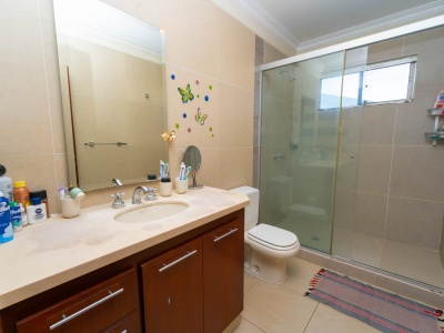 Hermosa y Cómoda Casa en Venta en Colinas del Urubo Sector I