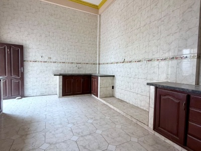 CASA COMERCIAL SOBRE AVENIDA PRINCIPAL EN VENTA