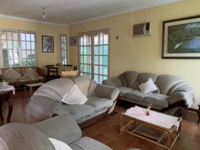 AMPLIA CASA EN VENTA, SOBRE AVENIDA BANZER, DE 772.25 M2, ZONA NORTE
