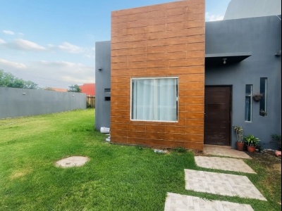 EN VENTA EN ESQUINA LOTE CON CASA DE 2 D. ZONA ESTE