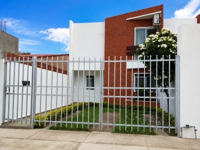 CASA DE 3 DORMITORIOS EN ANTICRETICO EN ZONA SUR. 