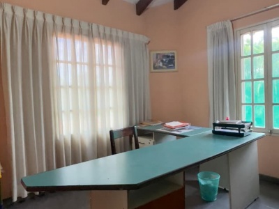 AMPLIA CASA EN VENTA, SOBRE AVENIDA BANZER, DE 772.25 M2, ZONA NORTE