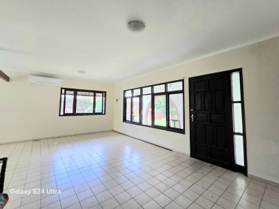 Cond. Cataluña, amplia casa en alquiler ubicada en condominio privado