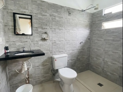 EN VENTA EN ESQUINA LOTE CON CASA DE 2 D. ZONA ESTE