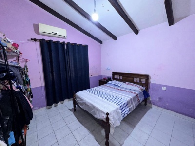 URBARI, CASA AMPLIA EN VENTA, DE 480M2, CON DEPARTAMENTO Y GARAJE PARA 4 VEHICULOS