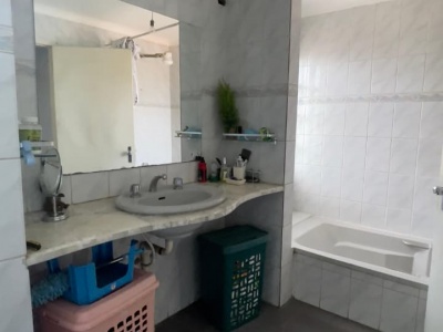 AMPLIA CASA EN VENTA, SOBRE AVENIDA BANZER, DE 772.25 M2, ZONA NORTE