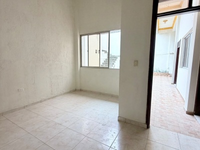 CASA COMERCIAL SOBRE AVENIDA PRINCIPAL EN VENTA