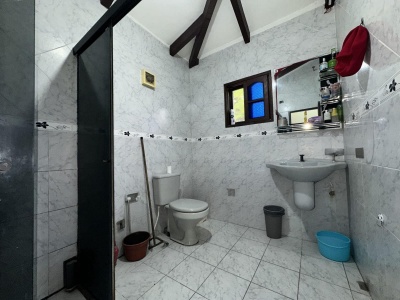 URBARI, CASA AMPLIA EN VENTA, DE 480M2, CON DEPARTAMENTO Y GARAJE PARA 4 VEHICULOS