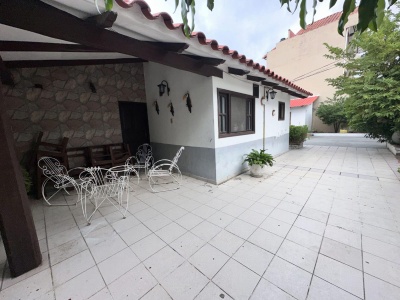 URBARI, CASA AMPLIA EN VENTA, DE 480M2, CON DEPARTAMENTO Y GARAJE PARA 4 VEHICULOS