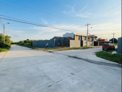 EN VENTA EN ESQUINA LOTE CON CASA DE 2 D. ZONA ESTE