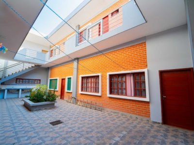 Casa con departamentos y tienda