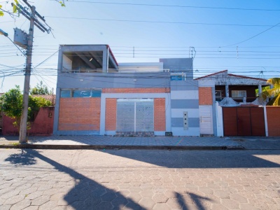 Casa con departamentos y tienda