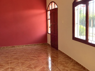 CASA EN VENTA ZONA AV LUJAN 8vo Y 9no ANILLO CON TIENDA AMPLIA