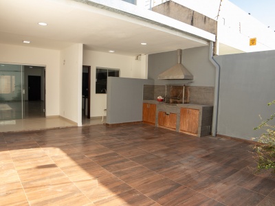 CASA de 2 Pisos EN VENTA