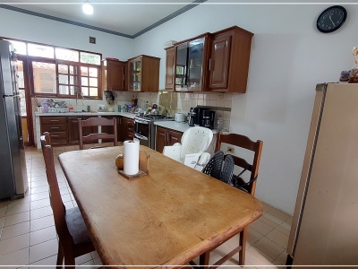 CASA EN VENTA PARA VIVIENDA Y OFICINAS 4to ANILLO Av. SANTOS DUMONT