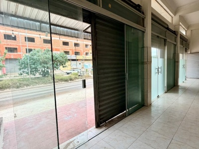 CASA COMERCIAL SOBRE AVENIDA PRINCIPAL EN VENTA