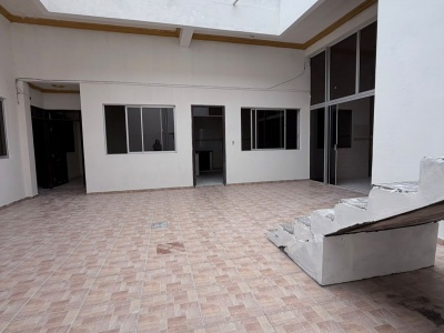CASA COMERCIAL SOBRE AVENIDA PRINCIPAL EN VENTA