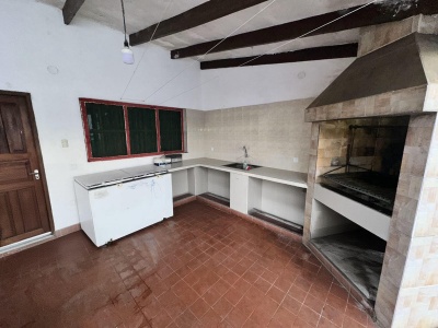 URBARI, CASA AMPLIA EN VENTA, DE 480M2, CON DEPARTAMENTO Y GARAJE PARA 4 VEHICULOS