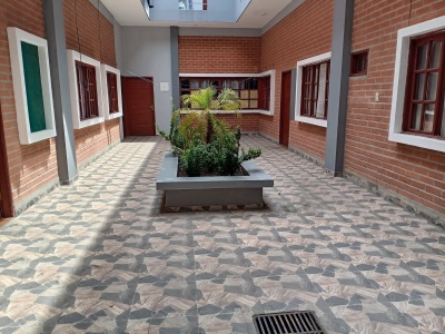 Casa con departamentos y tienda
