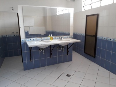 LOCAL COMERCIAL EN ALQUILER - CENTRO DE LA CIUDAD con parqueo propio