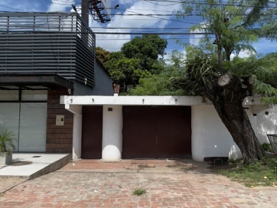 AMPLIA CASA EN VENTA, SOBRE AVENIDA BANZER, DE 772.25 M2, ZONA NORTE