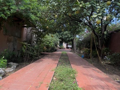 AMPLIA CASA EN VENTA, SOBRE AVENIDA BANZER, DE 772.25 M2, ZONA NORTE