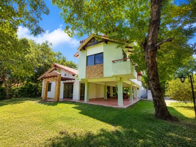 HERMOSA CASA EN LAGUNA AZUL