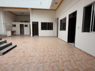 CASA COMERCIAL SOBRE AVENIDA PRINCIPAL EN VENTA