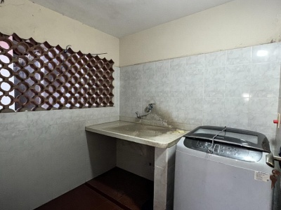 URBARI, CASA AMPLIA EN VENTA, DE 480M2, CON DEPARTAMENTO Y GARAJE PARA 4 VEHICULOS